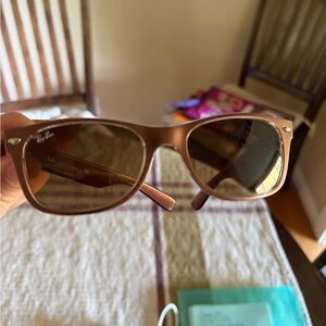 Ray-Ban wayfarer light brown 52MM  LMK  I would like to purchase!